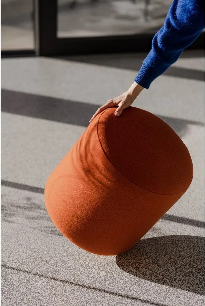 Wełniany puf w kolorze terakoty Folk – noo.ma