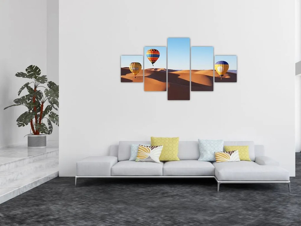 Obraz - latające balony na pustyni (125x70 cm)