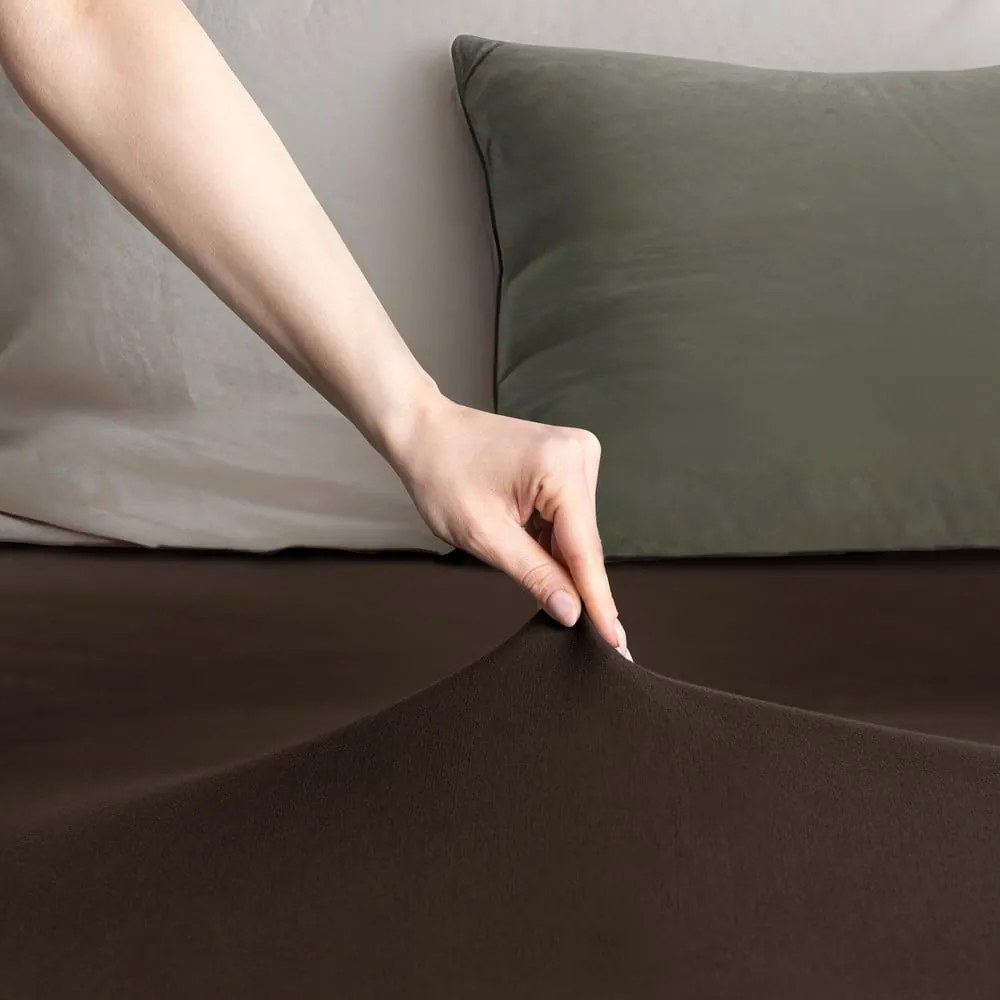 Ciemnobrązowe dżersejowe prześcieradło z gumką 220x200 cm Amber – Restilo