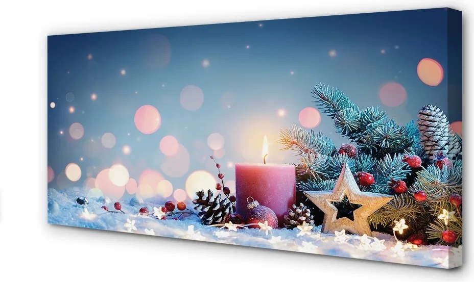 Obraz drukowany na płótnie Świeca i Śnieg w Świątecznej Scenerii
