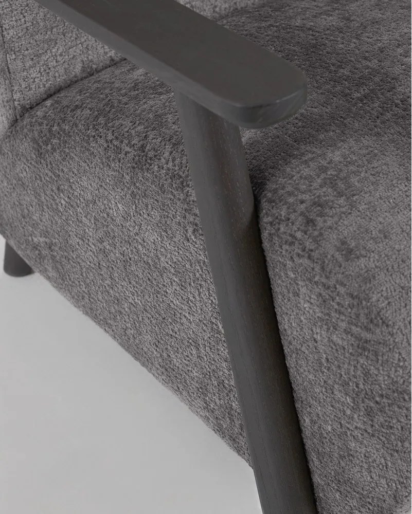 Szary fotel Meghan − Kave Home