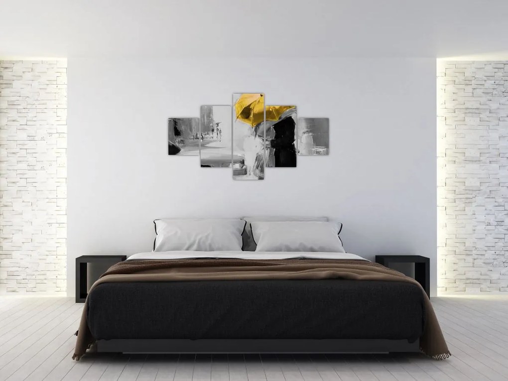 Obraz - Zakochana para pod parasolem, żółty (125x70 cm)