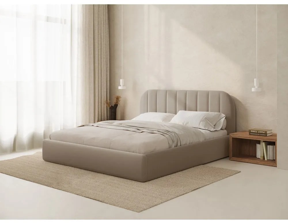 Jasnobrązowe tapicerowane łóżko dwuosobowe ze schowkiem ze stelażem 180x200 cm Juno – Windsor &amp; Co Sofas