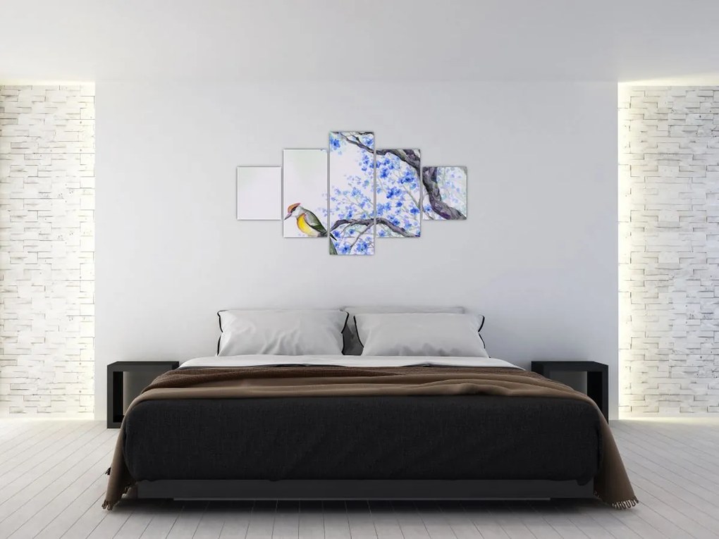 Obraz - ptak na drzewie z niebieskimi kwiatami (125x70 cm)