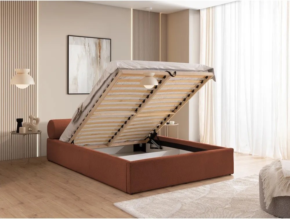 Tapicerowane łóżko dwuosobowe ze schowkiem i stelażem 200x200 cm w kolorze terakoty Cille – Ropez