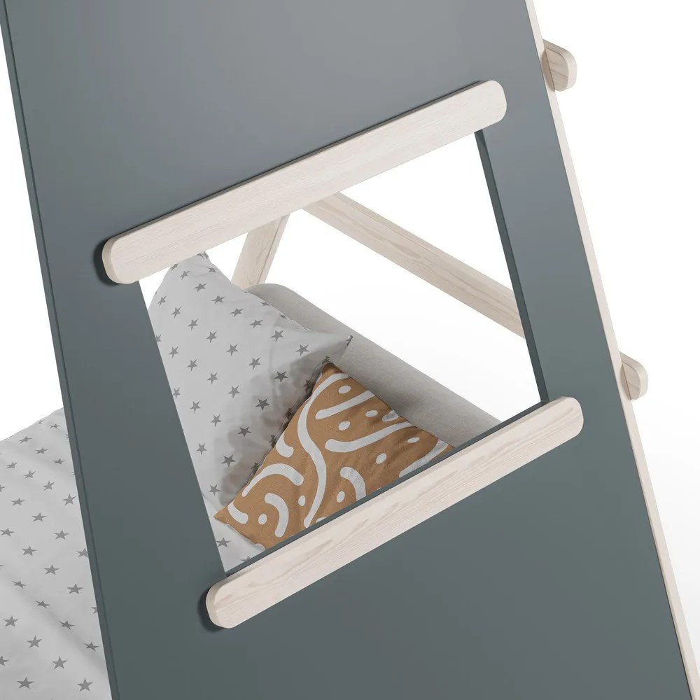 Szarozielone łóżko dziecięce z litego drewna sosnowego w kształcie domku ze stelażem 90x200 cm Enola – Marckeric