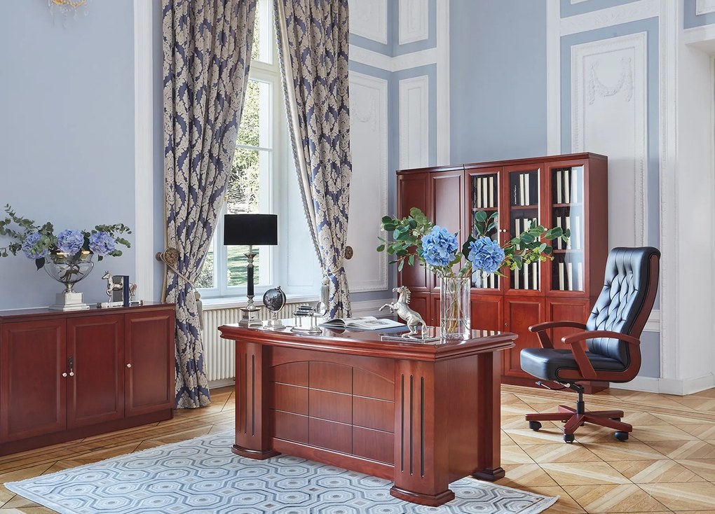 Elegancki fotel gabinetowe Consul tapicerowany skórą naturalną w kolorze brązowym, czarnym lub kremowym. Fotel ma drewnianą ramę i podłokietniki, mechanizm tilt, jest wygodne i solidnie wykonane.