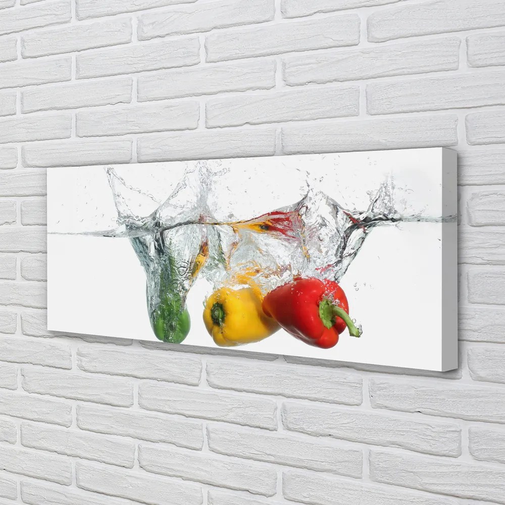 Zdjęcie na płótnie Kolorowe Papryki w Wodzie