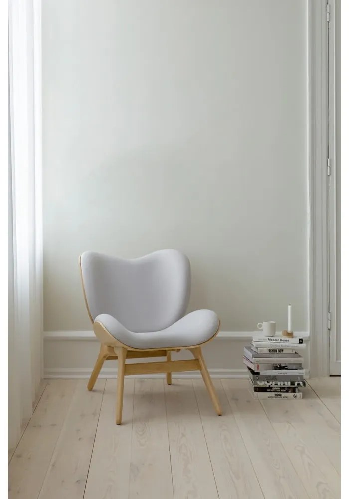 Beżowy fotel A Conversation Piece – UMAGE