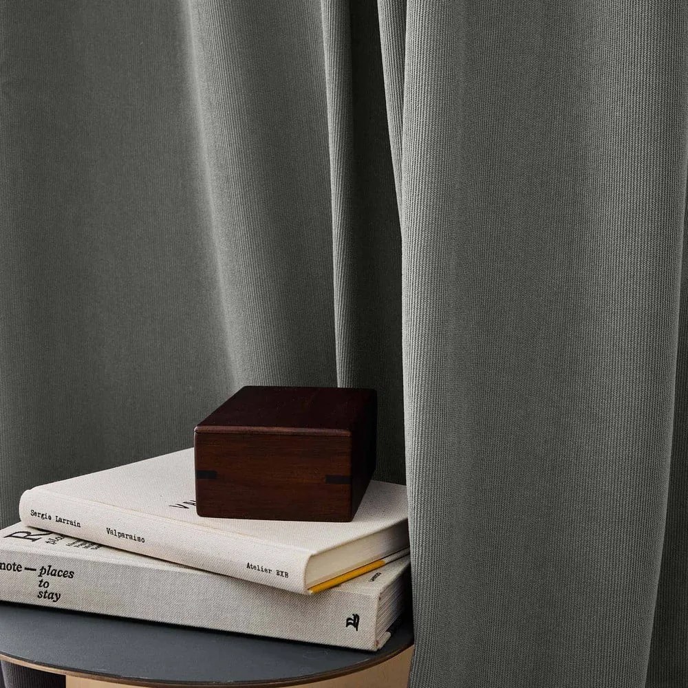 Antracytowa zasłona termiczna sztruksowa 140x260 cm Madison – douceur d'intérieur