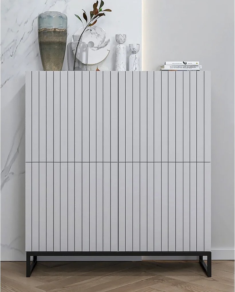 Komoda z 4 drzwiami – Korpus biały mat, frezowane fronty biały mat – 112 cm, czarna metalowa rama