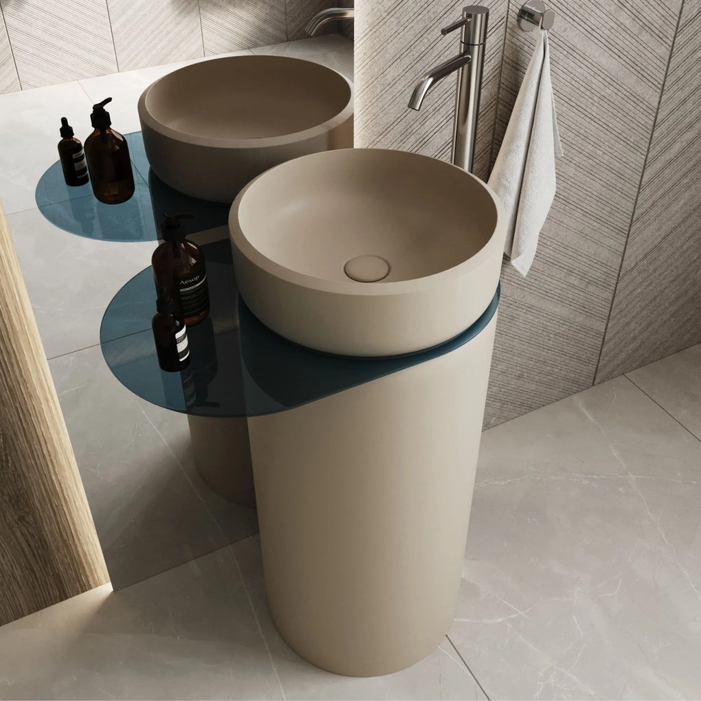 Umywalka z konglomeratu wolnostojąca okrągła z półką szklaną 85 x 40 cm RONA bez przelewu | Różne kolory półki : Kolor szkła - Czarny, Kolor umywalki RONA - Biały połysk, Podłączenie syfonu - Do ściany, Półka - Szklana