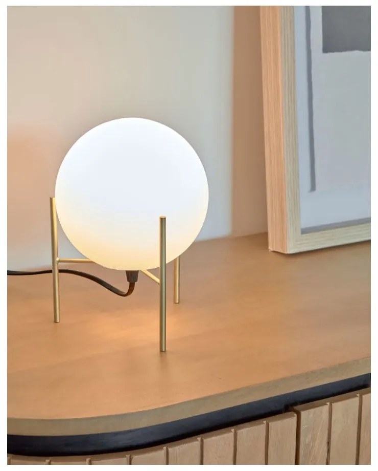 Lampa stołowa w biało-złotym kolorze ze szklanym kloszem (wys. 22 cm) Seina – Kave Home
