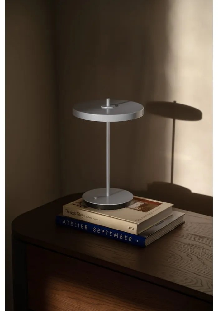 Jasnoniebieska metalowa lampa stołowa LED z metalowym kloszem (wysokość 31 cm) Asteria Move – UMAGE