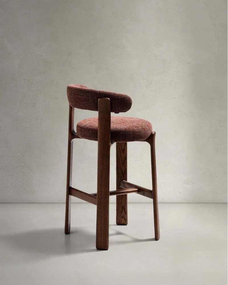 Hoker w kolorze brązowo-ciemnonaturalnym z litego drewna jesionowego (wysokość siedziska 75 cm) Granite – Kave Home