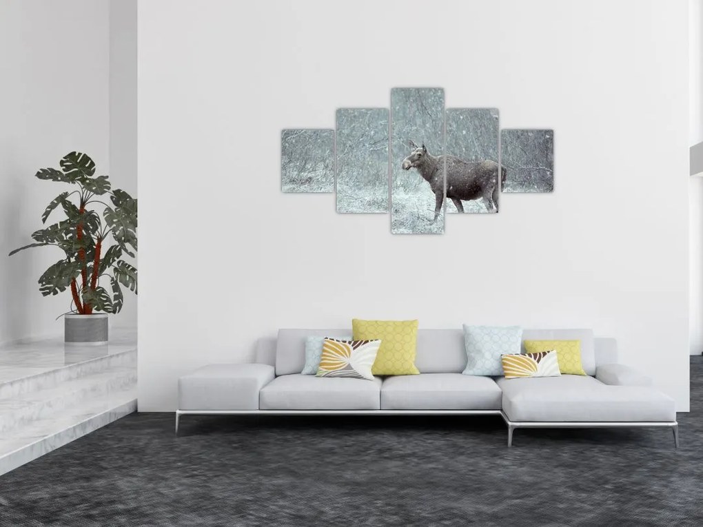 Obraz - Łoś w śnieżnym lesie (125x70 cm)