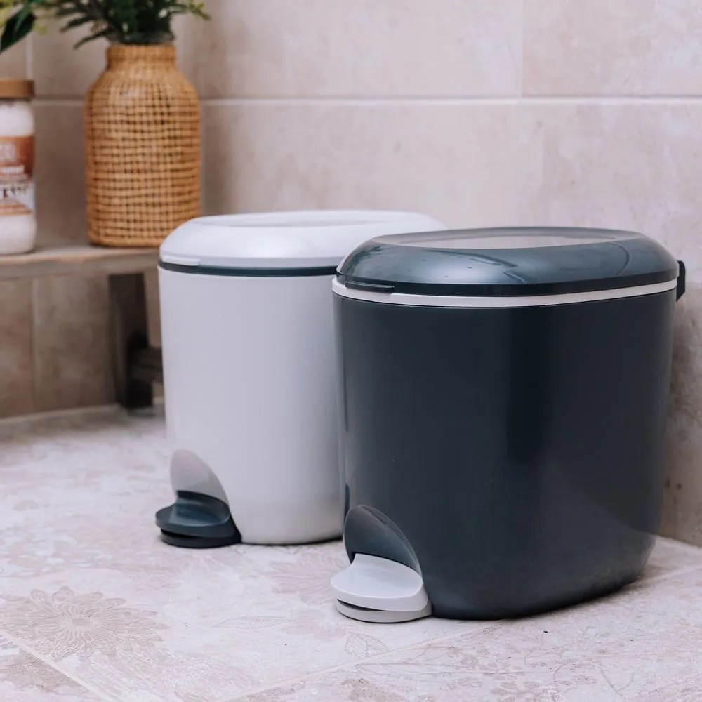 Ciemnoszary plastikowy kosz na śmieci z pedałem 3,5 l – Addis