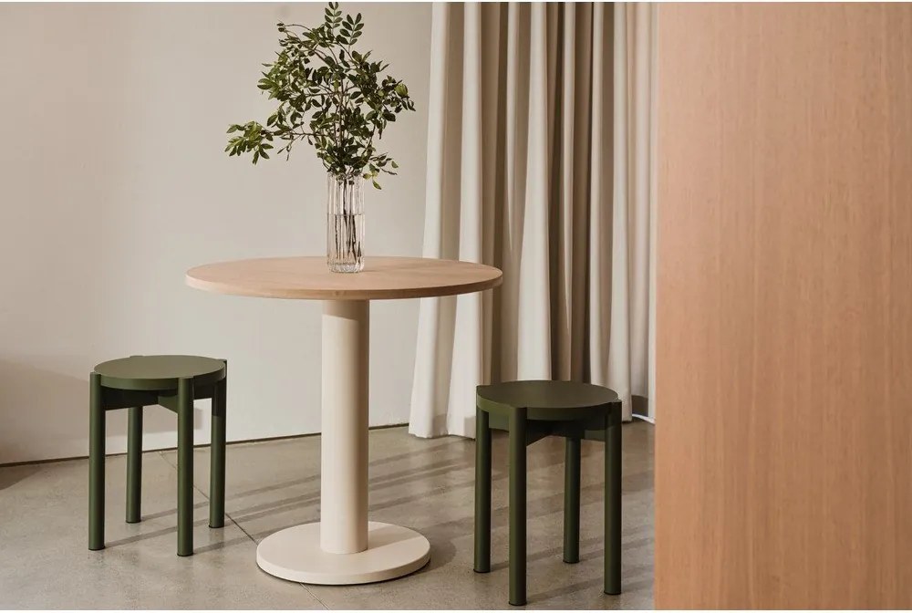 Czerwony stołek z litego drewna bukowego Hopp – noo.ma