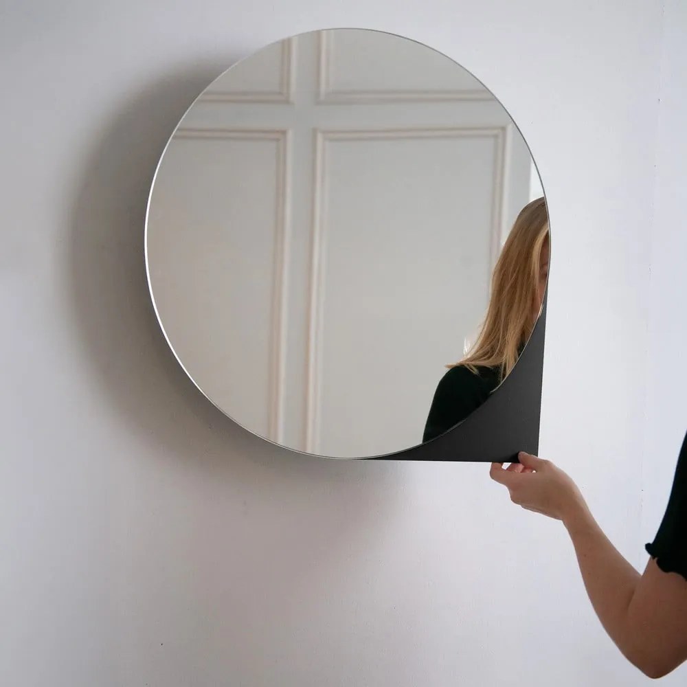 Czarna metalowa wisząca szafka łazienkowa z lustrem 55x55 cm Sonnet – Spinder Design