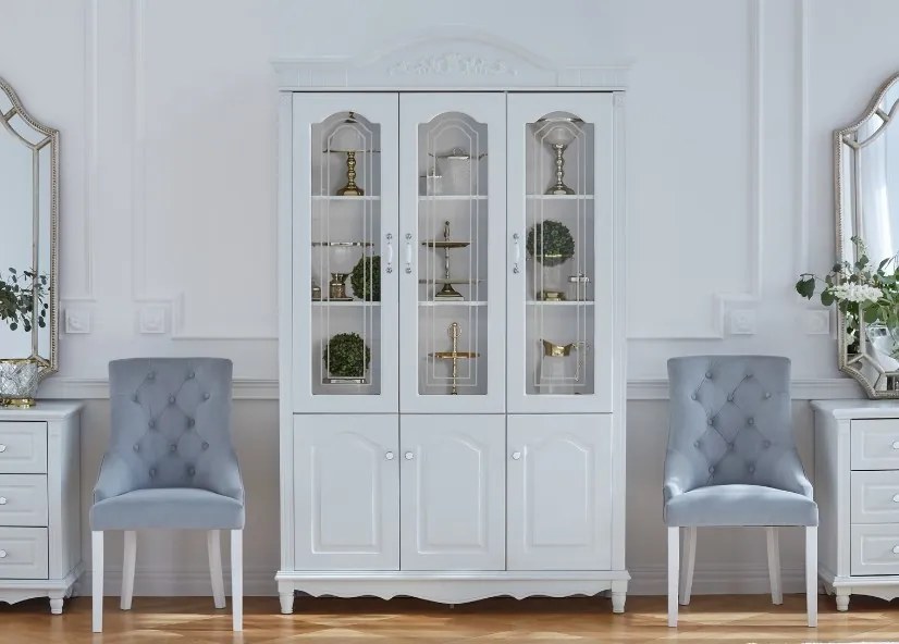 Biały regał 3-drzwiowy Lyra, o wymiarach 139x43x223 cm. Górna część przeszklona, dolna zabudowana. Zdobiona sztukaterią, angielski styl.