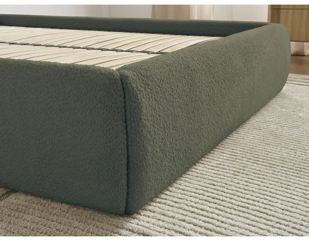 Ciemnozielone tapicerowane łóżko dwuosobowe bez zagłówka ze schowkiem i stelażem 160x200 cm Inera – Bobochic Paris