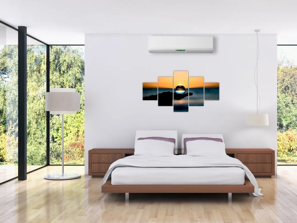 Obraz szklane kule w dłoni (125x70 cm)