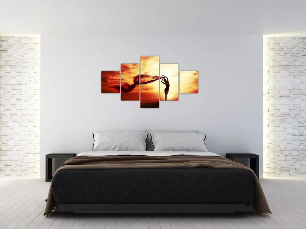 Obraz - Sylwetka kobiety o zachodzie słońca (125x70 cm)