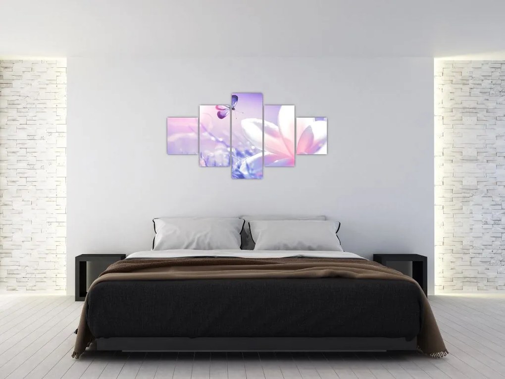 Obraz - Motyl lecący do kwiatu (125x70 cm)