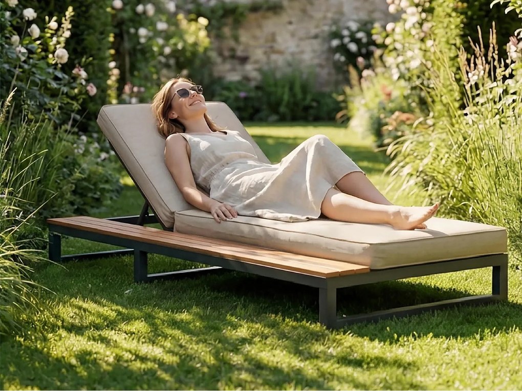 Leżak Ogrodowy i Plażowy z 4 Pozycjami Pochylenia - Łóżko Wypoczynkowe z Bocznymi Półkami - Metal i Drewno Kompozytowe WPC - Beżowy
