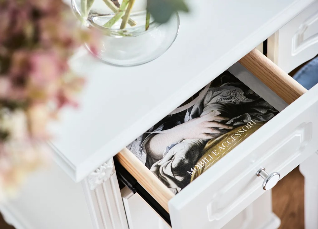 Susanne. Elegancka biała toaletka z ozdobnym lustrem, wymiary 120x45x163 cm. Ma pojemne szafki i szufladki. Kolekcja białych mebli Victoria.