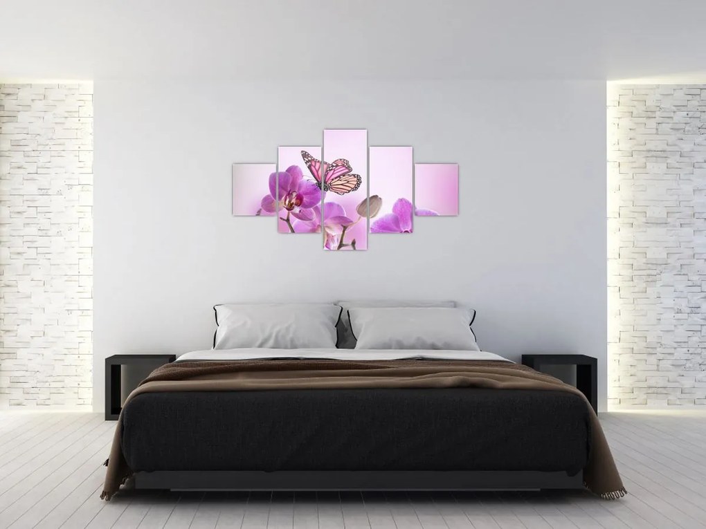 Obraz - Motyl na kwiatach orchidei, liliowy (125x70 cm)