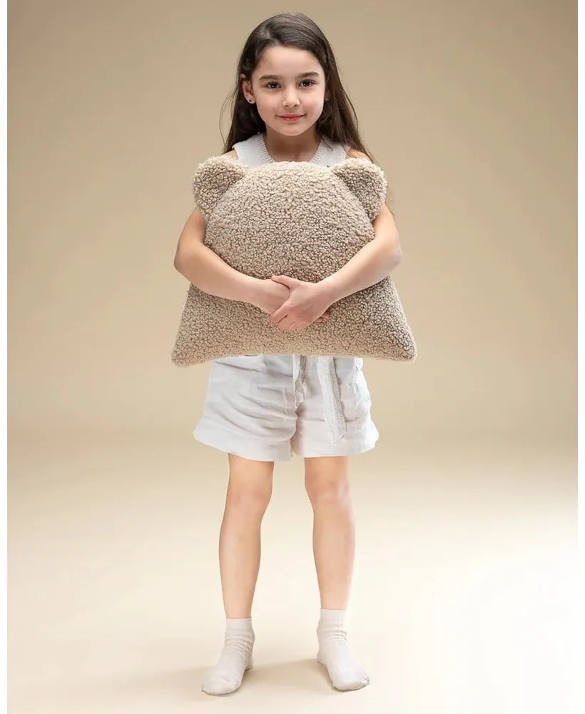 Jasnobrązowa poduszka na sofę dziecięcą z materiału bouclé Bear – Wigiwama