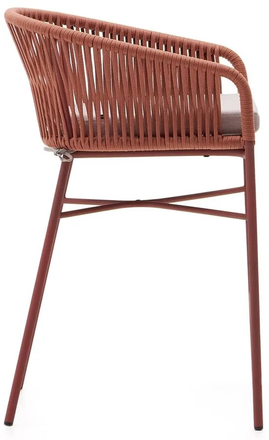 Ogrodowy hoker z plecionką w kolorze terakoty Kave Home Yanet, wys. 85 cm