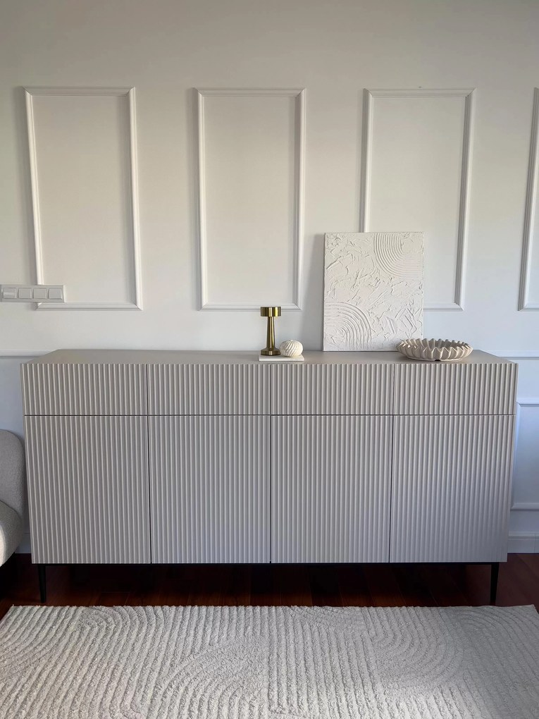 Komoda czterodrzwiowa Nicole 200 cm z szufladami z ryflowanym frontem - kaszmir / czarne nóżki