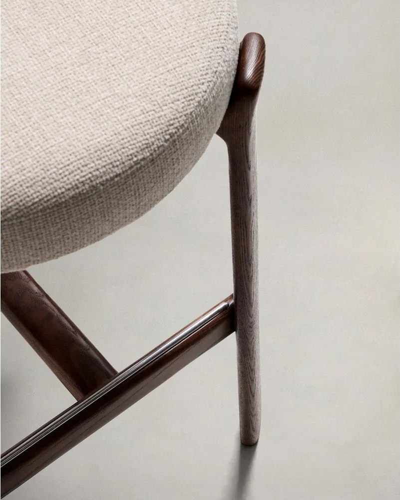 Hoker w kolorze beżowo-ciemnonaturalnym z litego drewna jesionowego (wysokość siedziska 75 cm) Granite – Kave Home