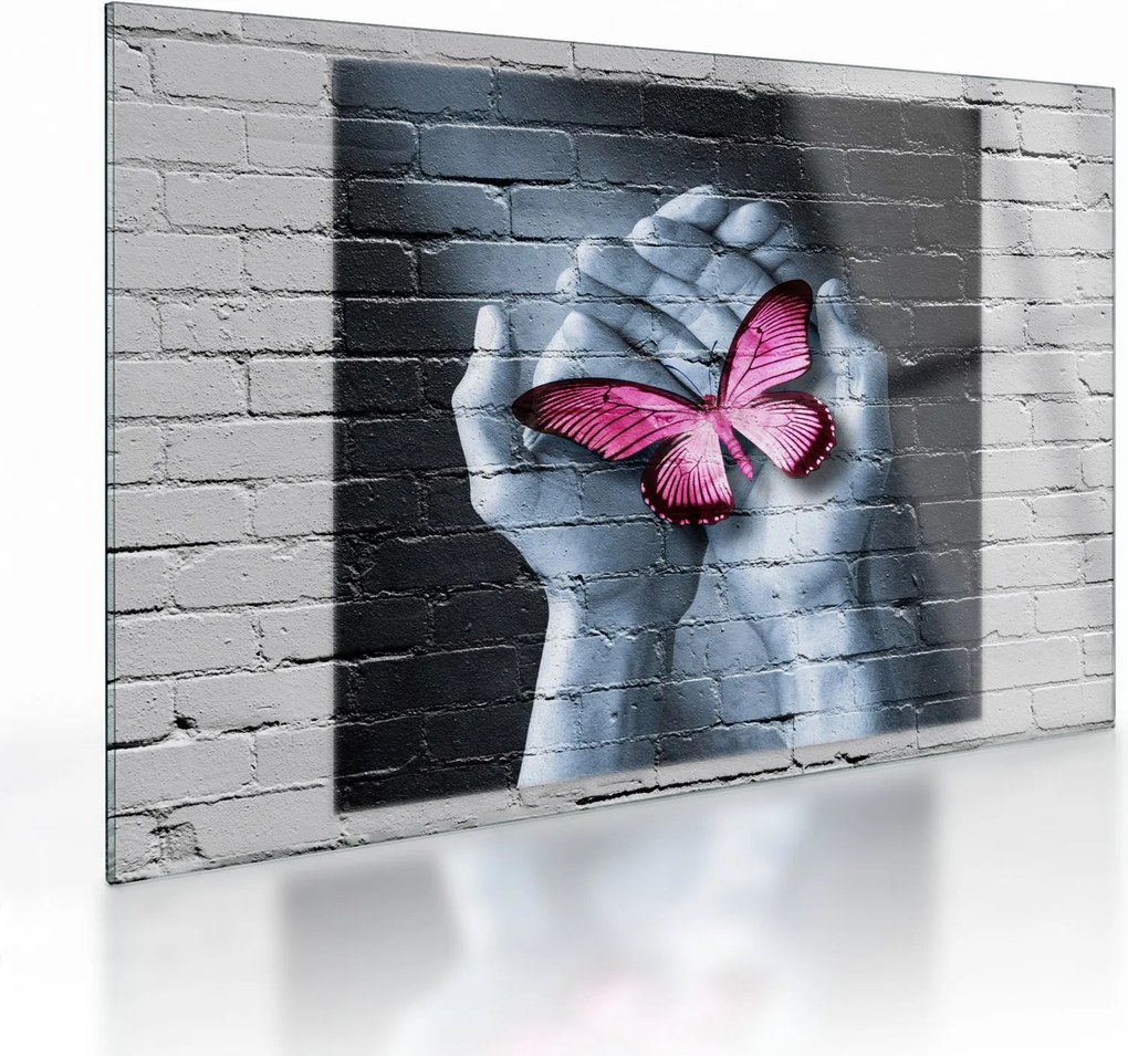 Obraz na szkle - Różowy motyl w ścianie (70x50 cm)