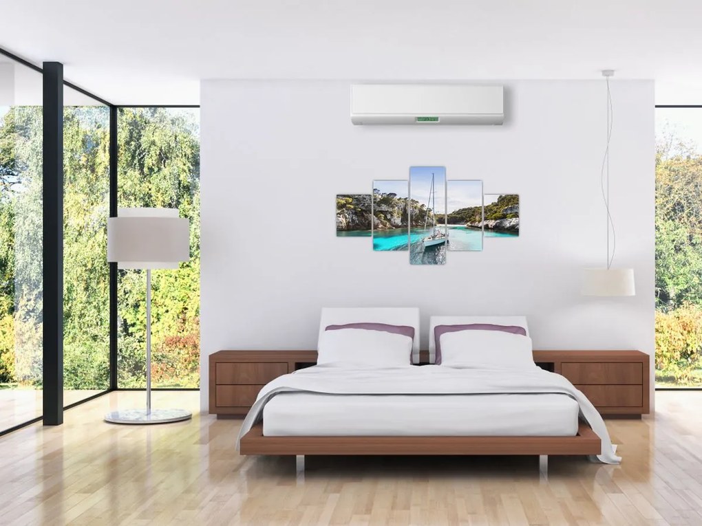 Obraz - Plaża z żaglówką (125x70 cm)
