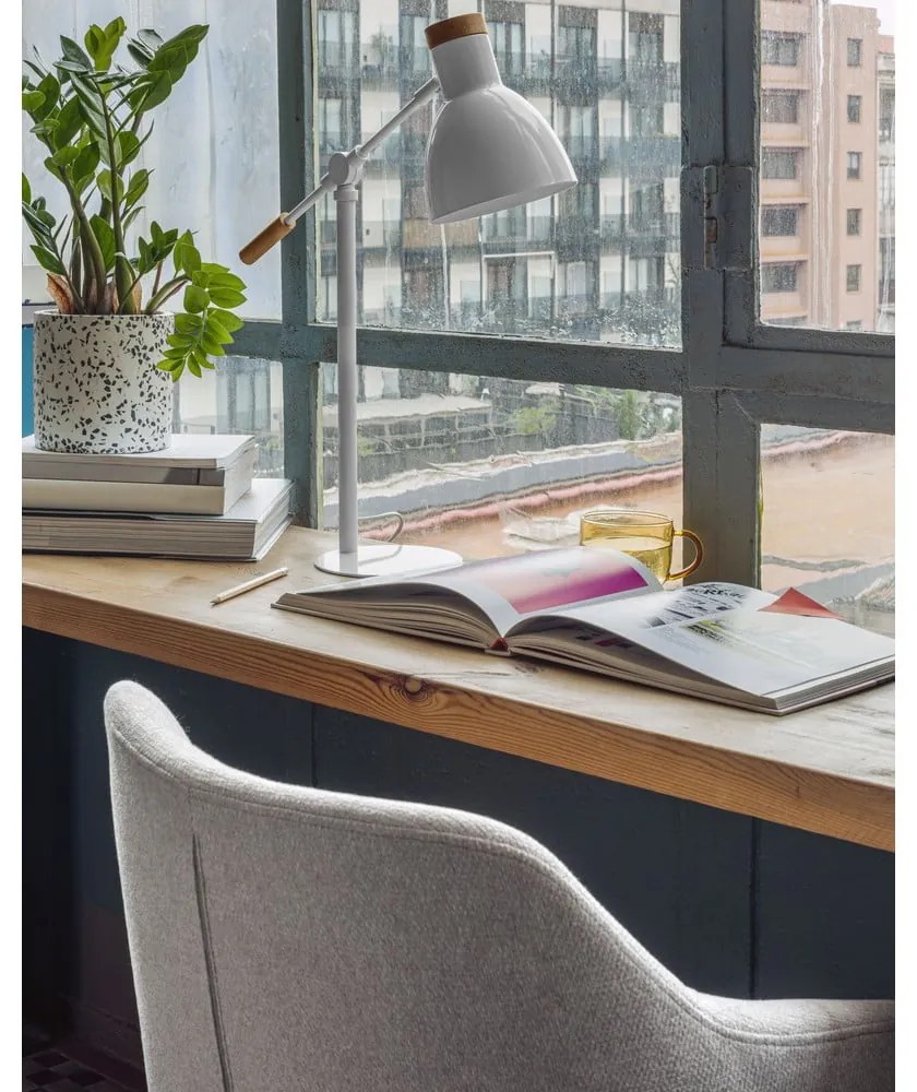Biała lampa stołowa z litego drewna bukowego z metalowym kloszem (wysokość 54 cm) Tescarle – Kave Home