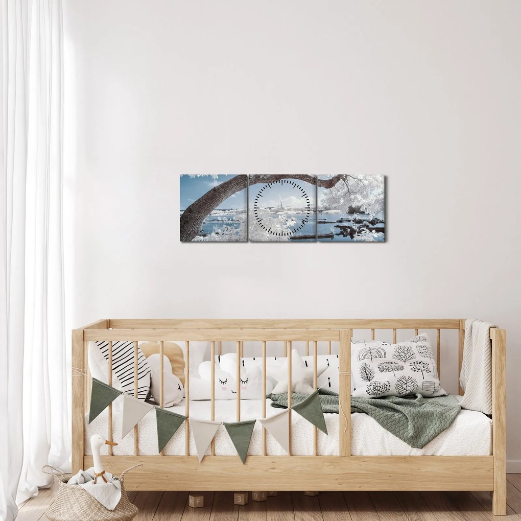 Obraz ośnieżonego drzewa nad wodą (z zegarem) (90x30 cm)