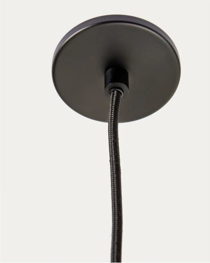 Czarna lampa wisząca z metalowym kloszem Nuvira – Kave Home