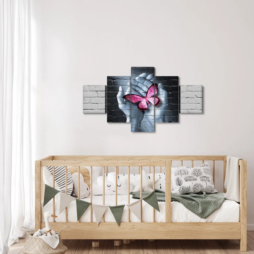 Obraz - Różowy motyl w ścianie (125x70 cm)