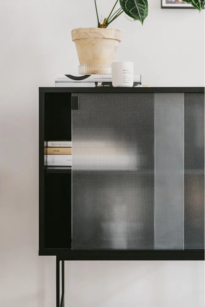 Czarna witryna z drzwiami przesuwnymi 70x109x40 cm Lekko – noo.ma