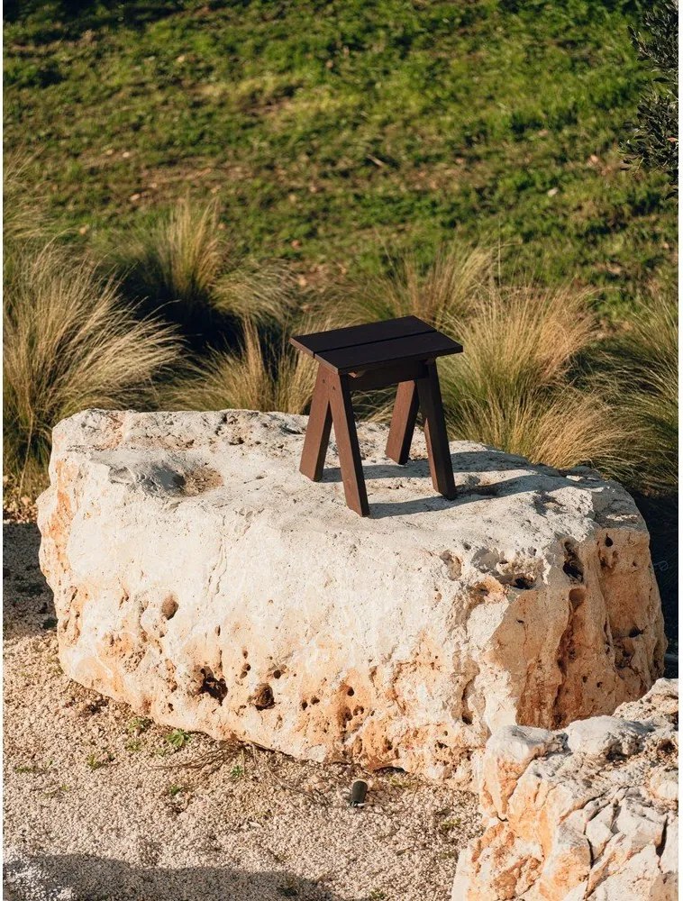 Ciemnobrązowe drewniane krzesło ogrodowe Navo – noo.ma