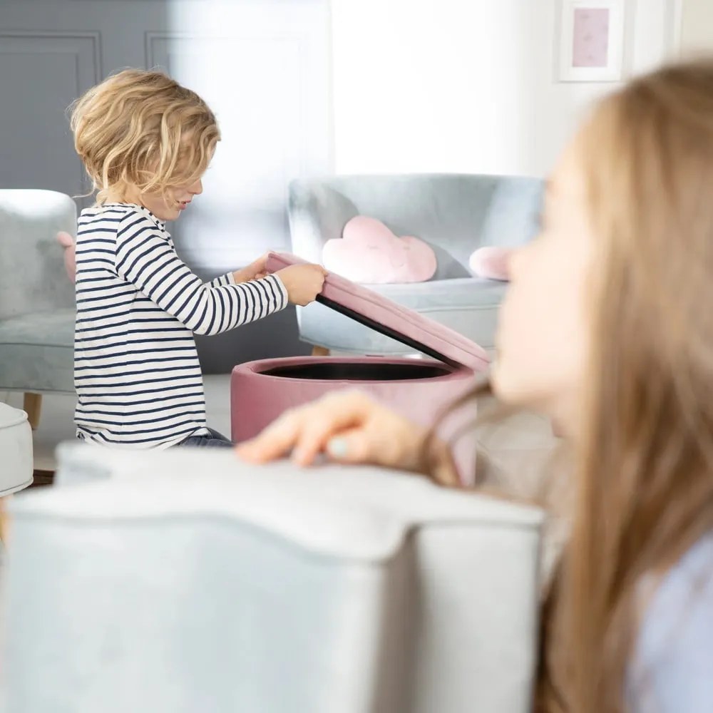 Jasnoróżowy aksamitny puf dziecięcy Lil Sofa – Roba