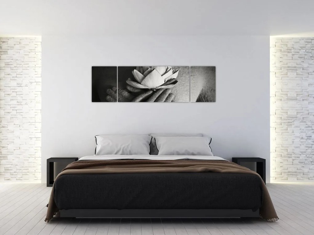 Obraz - Lotos w rękach Buddy (170x50 cm)
