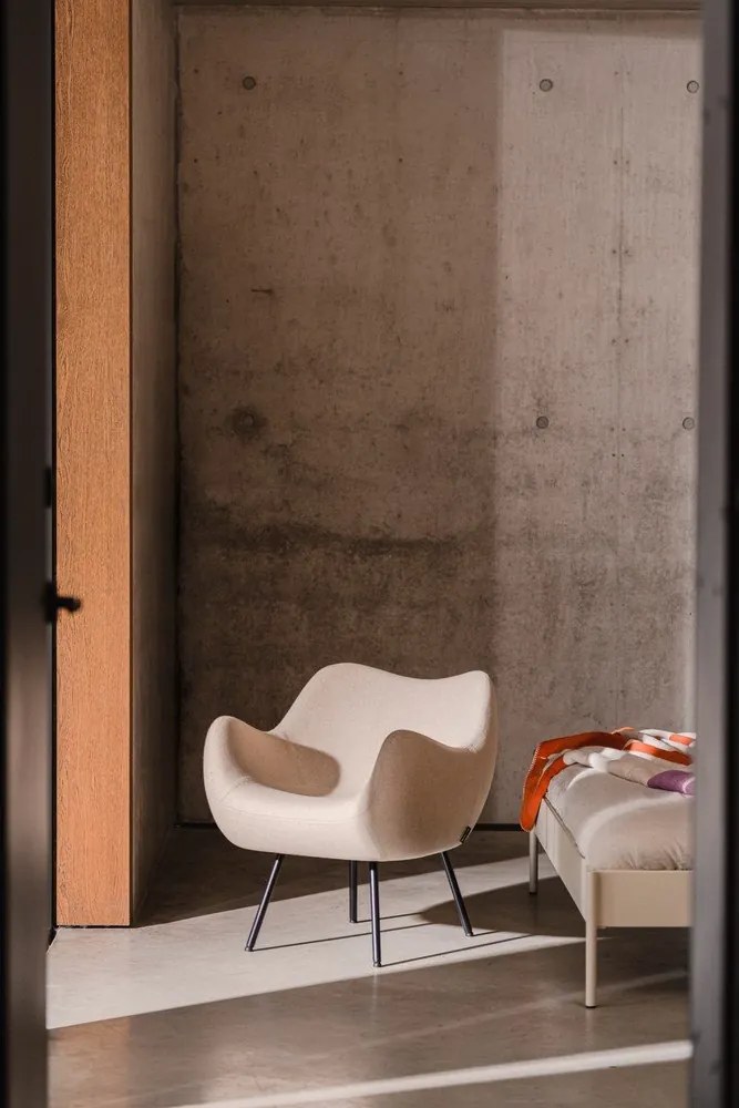 Beżowy wełniany fotel RM58 – noo.ma