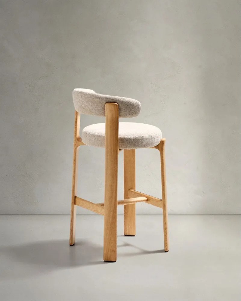 Beżowy/w jasnym naturalnym kolorze hoker z litego drewna jesionowego (wysokość siedziska 75 cm) Granite – Kave Home