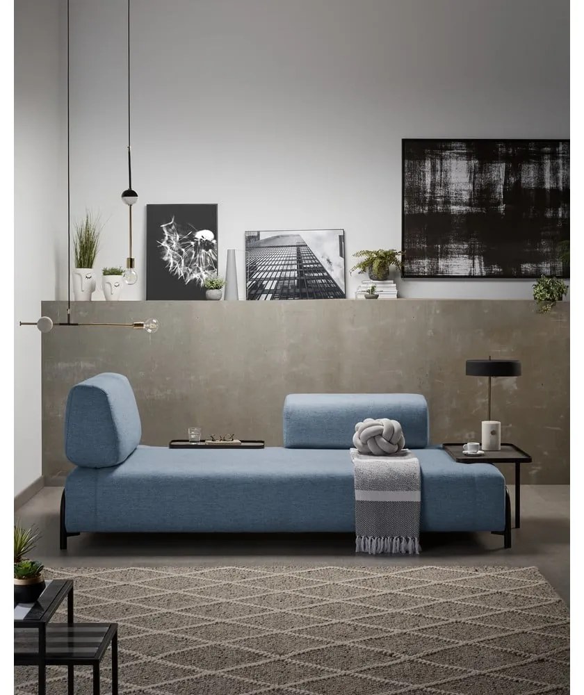 Niebieska sofa ze stolikiem Kave Home Compo