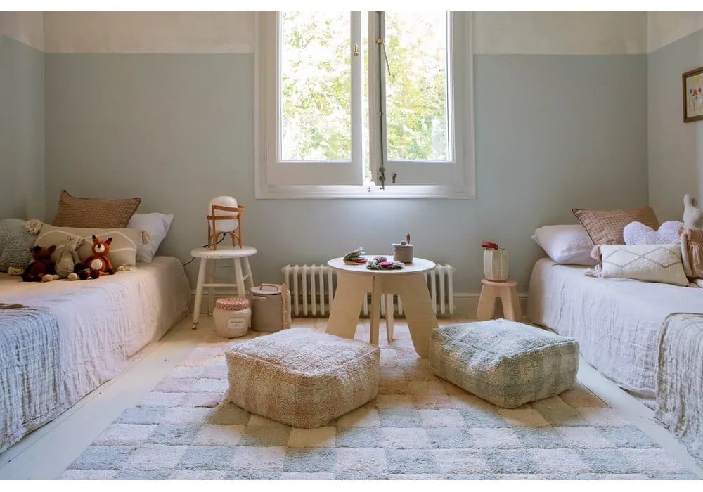 Jasnoróżowy puf dziecięcy Vichy Rose – Lorena Canals