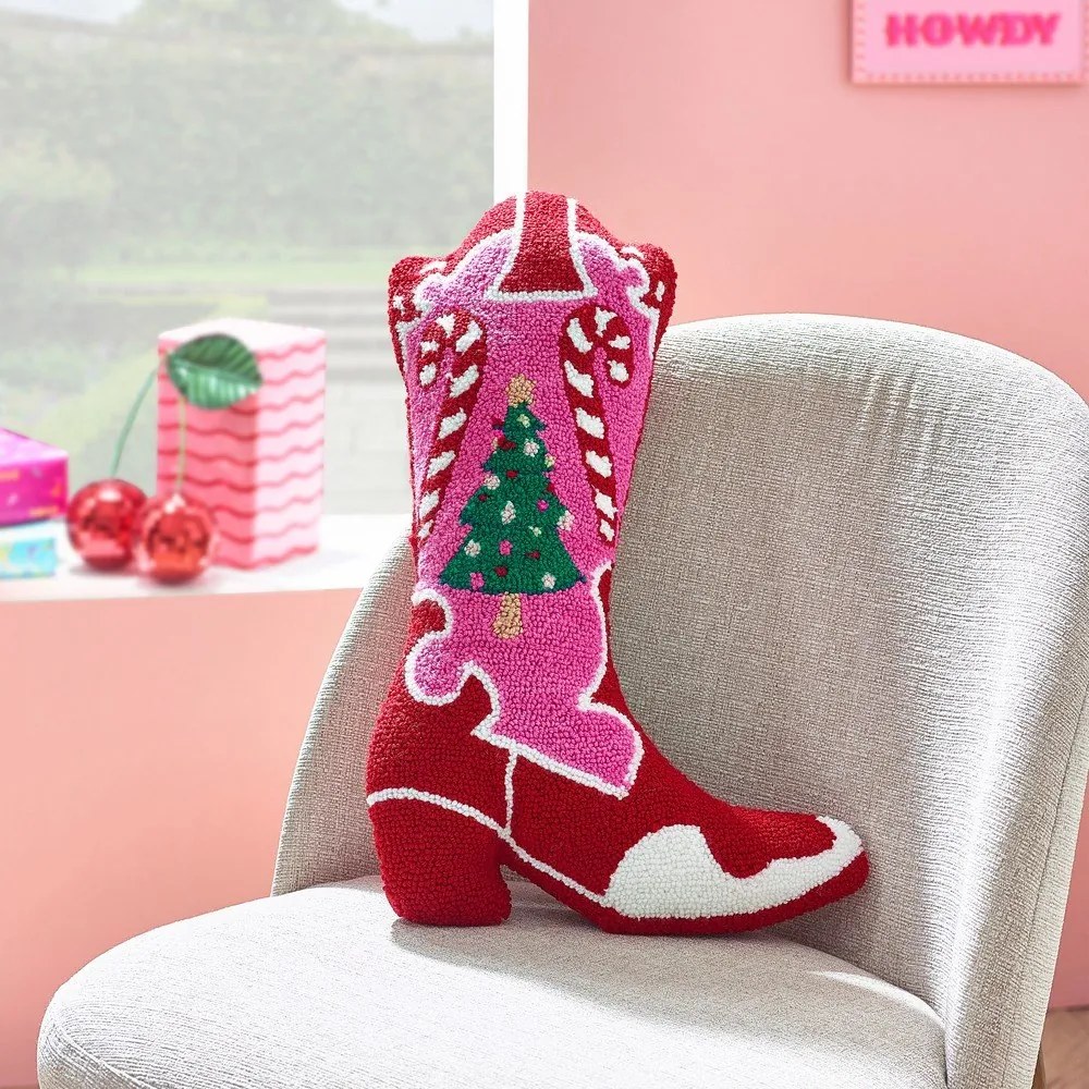 Poduszka dekoracyjna ze świątecznym motywem z materiału bouclé 48x35 cm Santa's Howdy Christmas Boot – Catherine Lansfield
